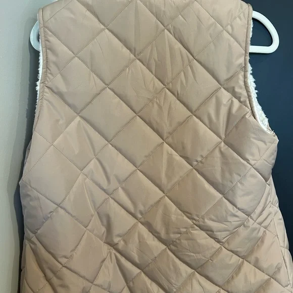 Amazon Essentials Women's Beige Quilted Puffer Vest - Picture 4 of 7